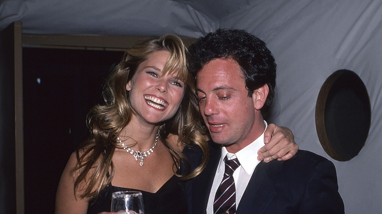 Christie Brinkley med armen runt Billy Joel på 80-talet