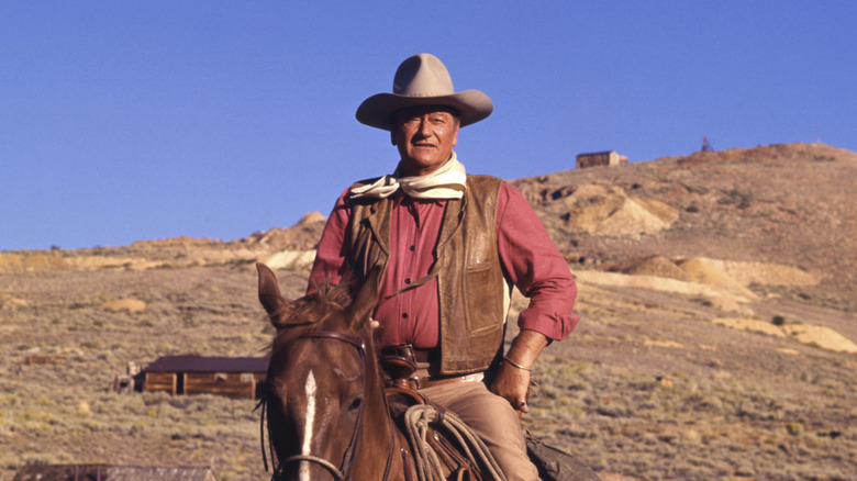 John Wayne rider på en häst