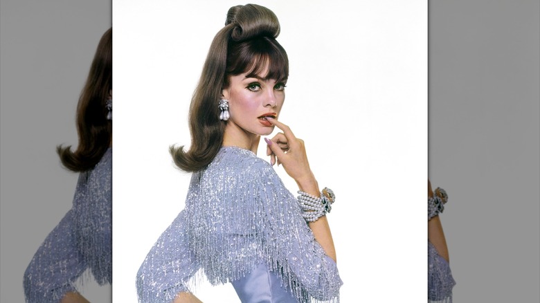 Ett porträtt av Jean Shrimpton 1963 som biter i fingret.