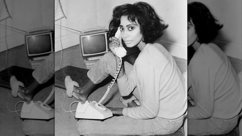Ett porträtt av Donyale Luna som håller en telefon 1966 i svart och vitt