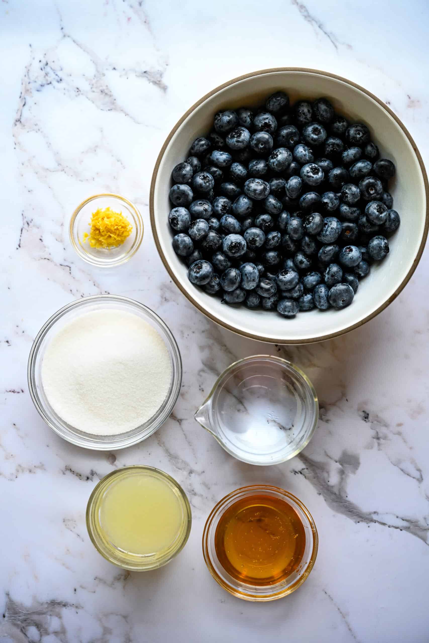 ovanifrån av ingredienser för blåbärsgranita i små skålar.
