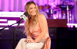 Jeans och en going-out-topp är tillbaka tack vare Hilary Duff — Så här stylar du dem 2026