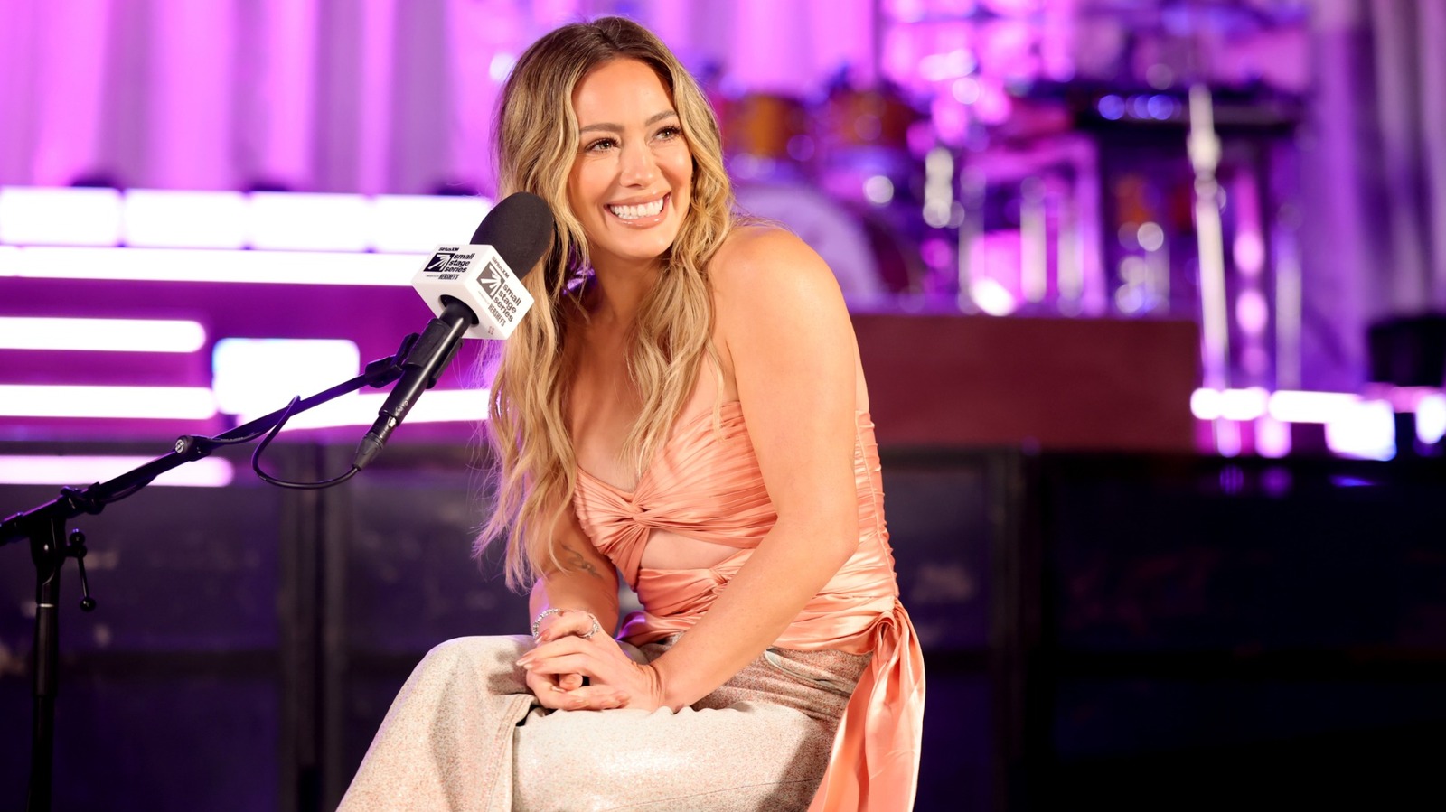 Jeans och en going-out-topp är tillbaka tack vare Hilary Duff — Så här stylar du dem 2026