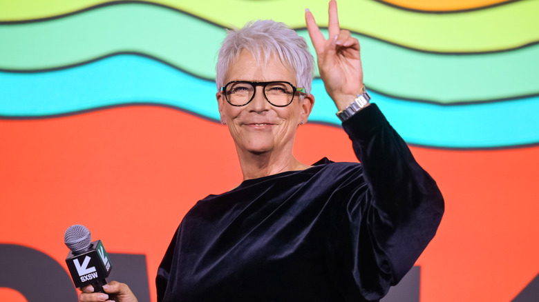 Jamie Lee Curtis ger ett fredstecken
