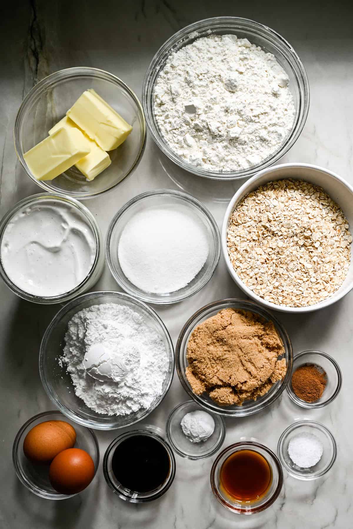 Ovanifrån av havregryn creama paj ingredienser.