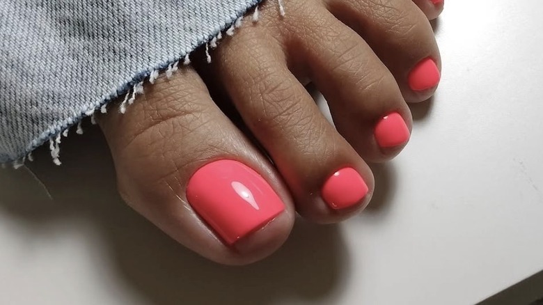 Neonrosa pedikyr