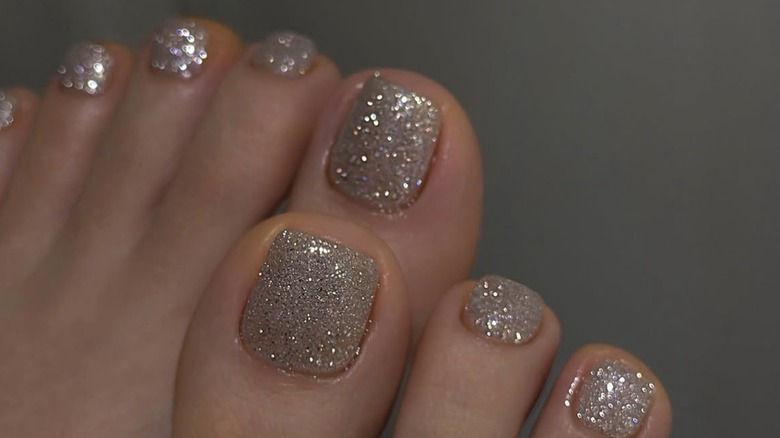 Chunky silverglitter pedikyr