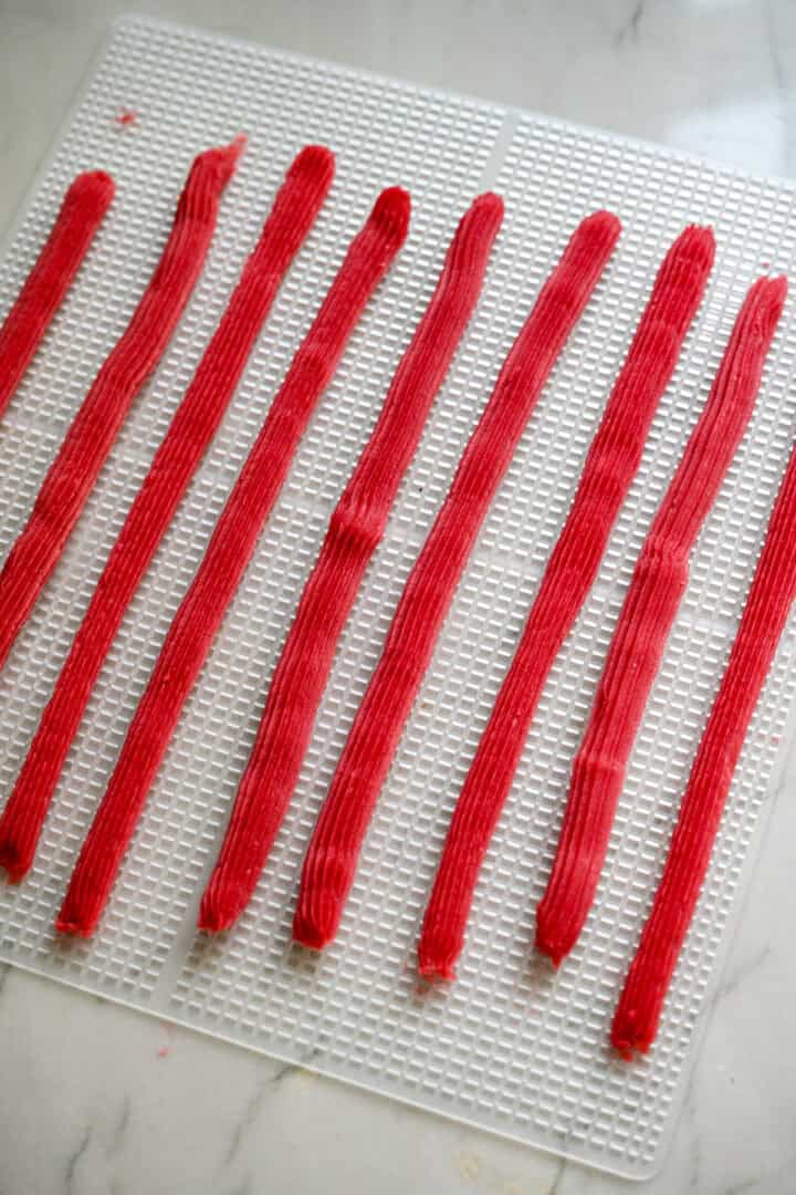 Ovanifrån av twizzlers på en dehydrator bricka.
