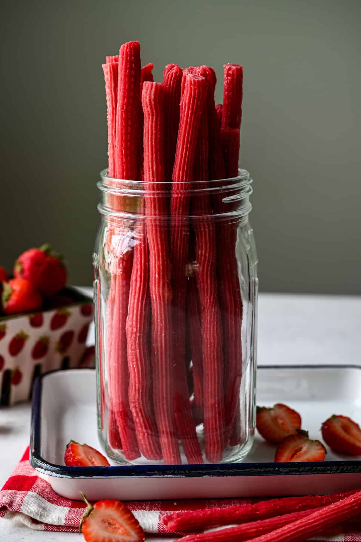 Framifrån av twizzlers i en burk.