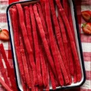 Ovanifrån av twizzlers på en bricka.