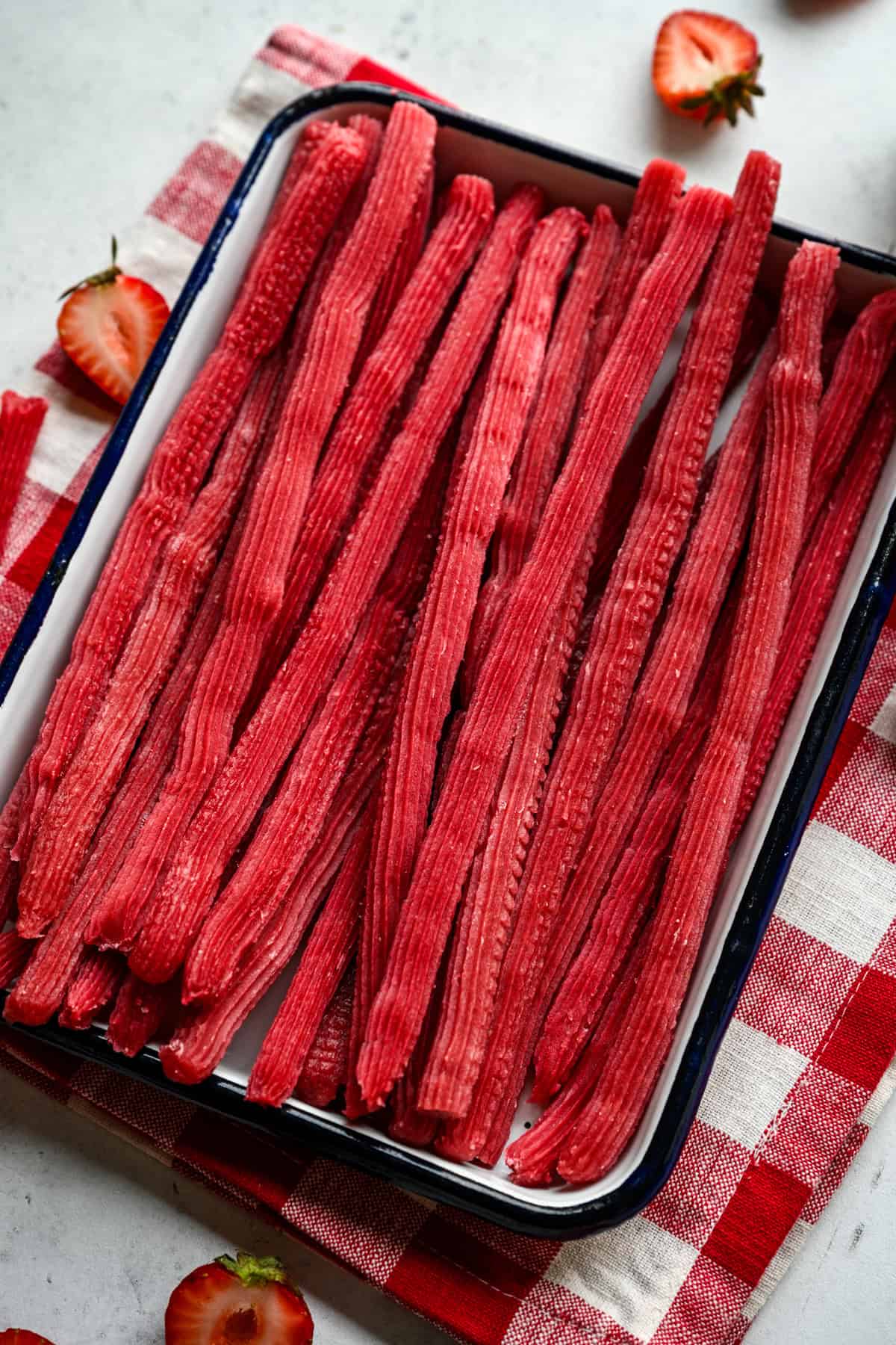 Ovanifrån av twizzlers på en bricka.