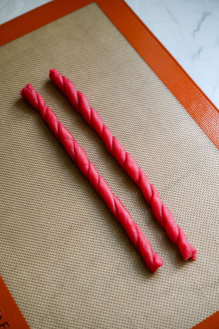 Ovanifrån av twizzlers på en silpat.