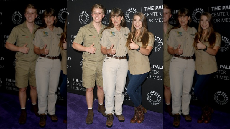 Terri Irwin och barn på familjeevenemang, alla i khaki