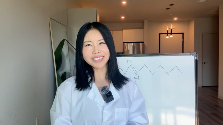 Koko Hayashi i en YouTube-video för Mirai Clinical.