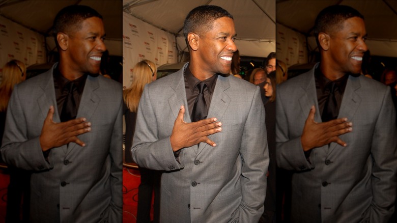 Denzel Washington med ett böjt pinky finger