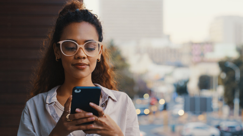 En kvinna som sms:ar på sin smartphone