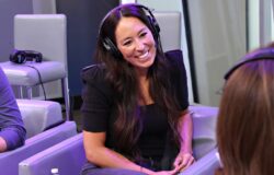 Joanna Gaines visar upp döttrars perfekt vågiga hår under resan till den engelska landsbygden