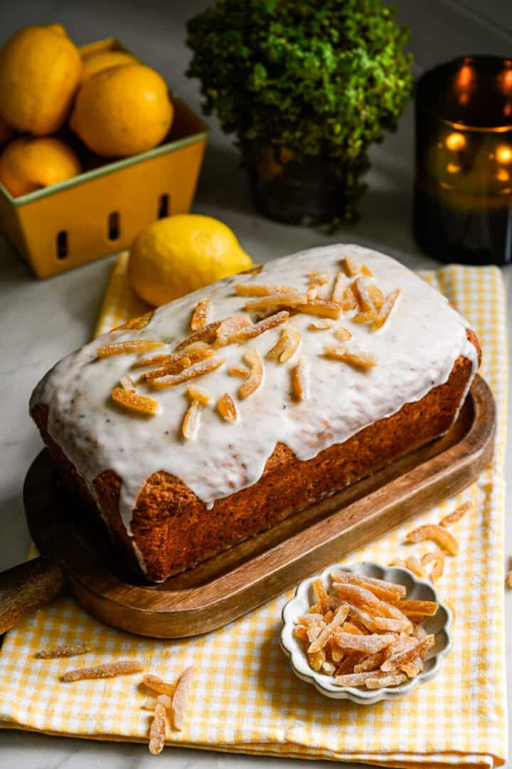 Hel earl grey yuzu loaf tårta på en skärbräda.
