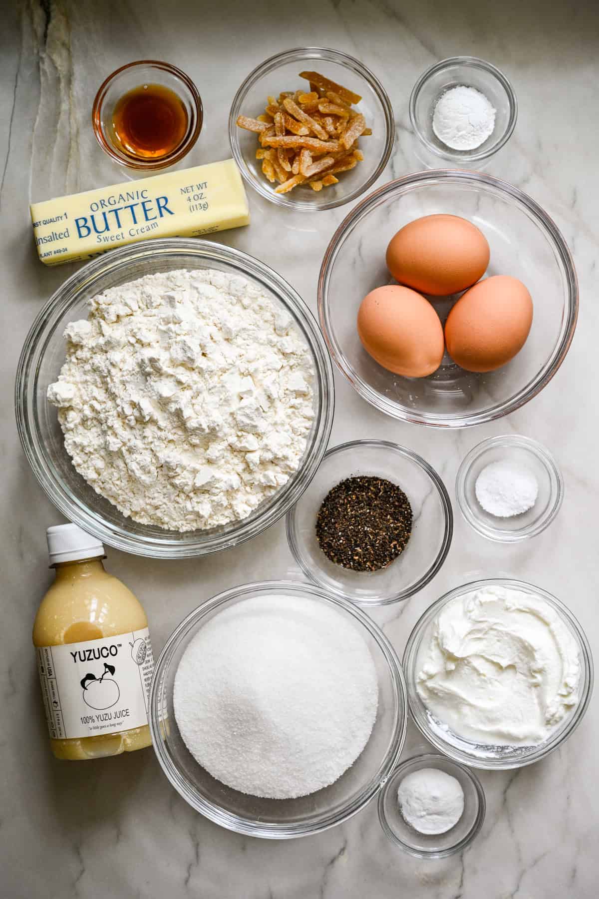 ovanifrån av ingredienser för yuzu earl grey loaf cake i individuella skålar.