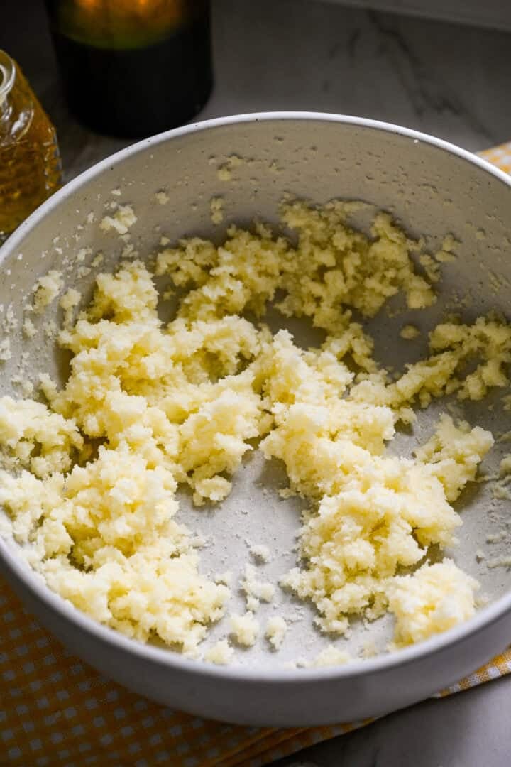 smör och socker blandat i en skål.