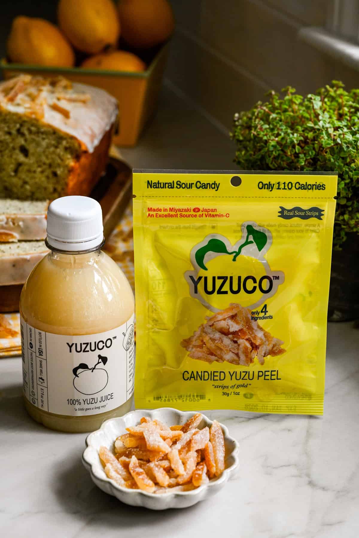 sidovy av YUZUCO yuzu juice och kanderad yuzu skal.