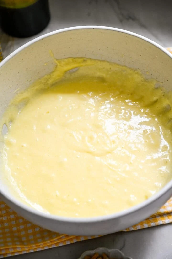 smör, socker och ägg blandat i en skål.