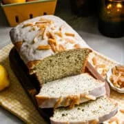 Yuzu earl grey loaf tårta med några skivor skivade på skärbräda.