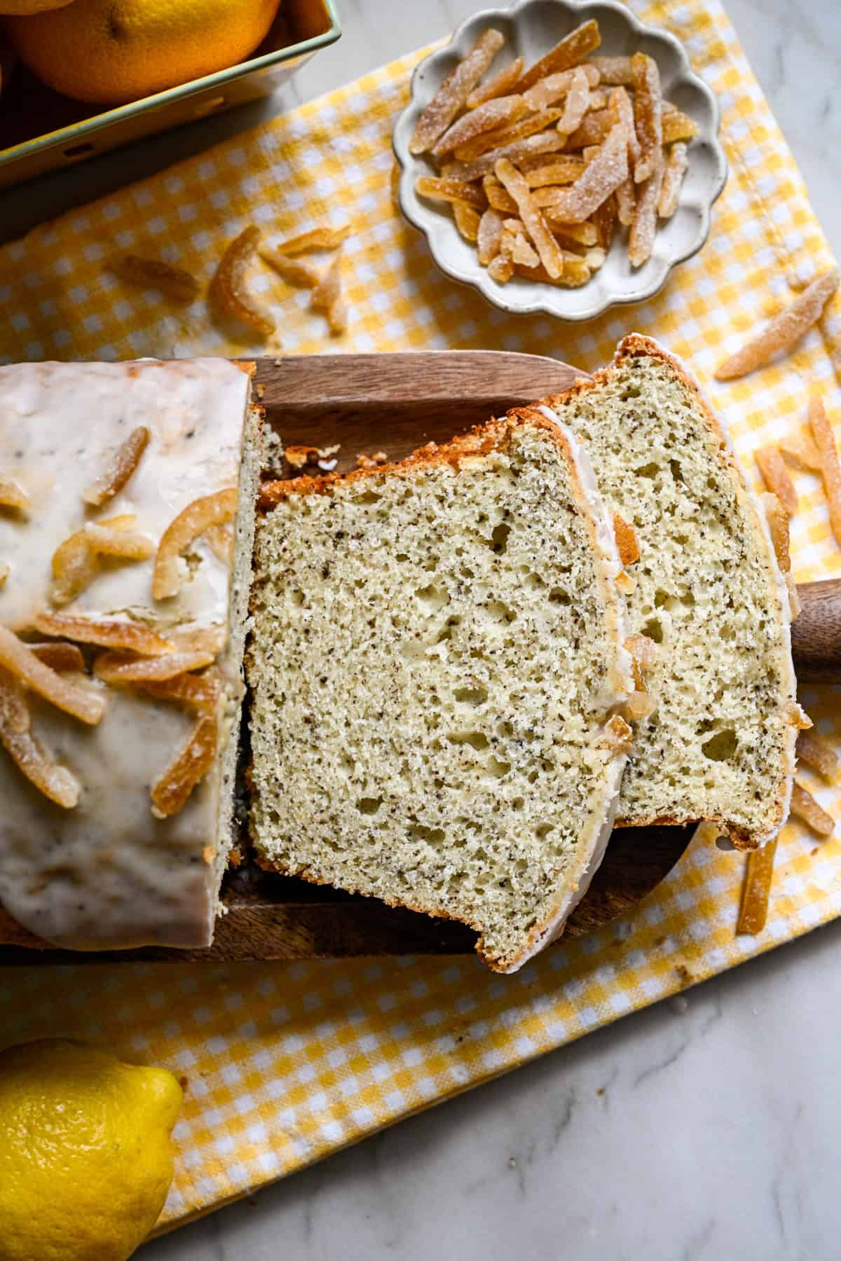 Närbild av 2 skivor av yuzu earl grey loaf tårta.