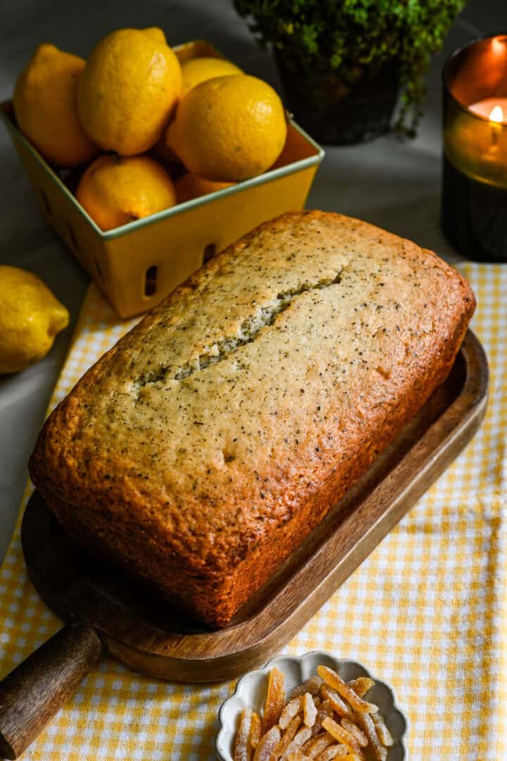 Hel earl grey yuzu loaf tårta på en skärbräda innan den isglas.