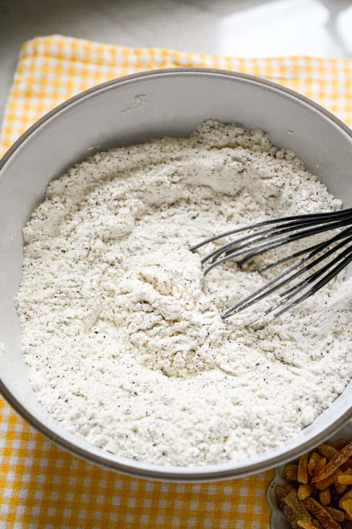 torra ingredienser blandas i en skål.