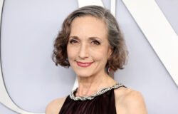 Frasier-stjärnan Bebe Neuwirth omfamnar subtilt sina grånande lockar