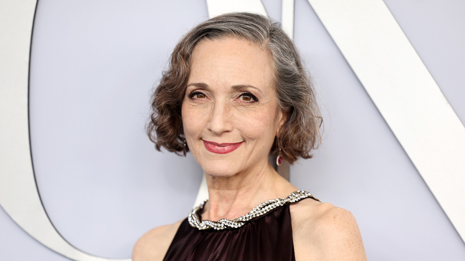 Frasier-stjärnan Bebe Neuwirth omfamnar subtilt sina grånande lockar