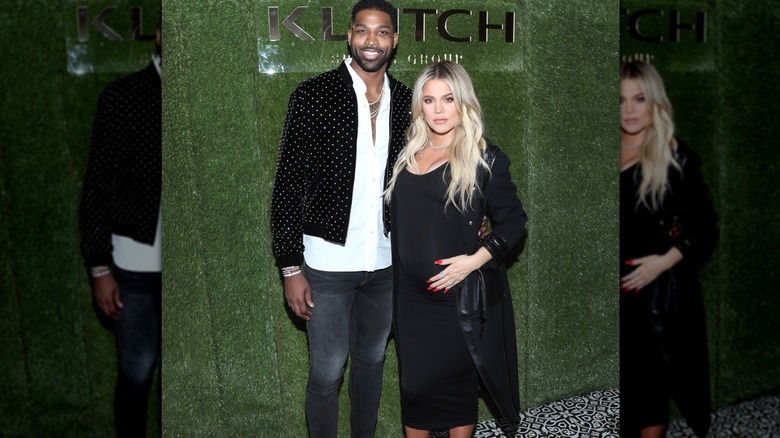 Khloé Kardashian och Tristna Thompson poserar