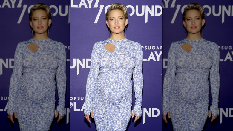 Kate Hudson poserar i en blå klänning