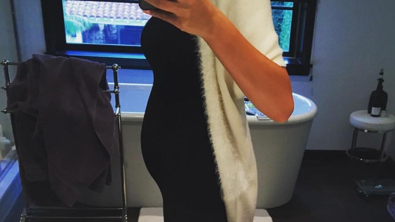En selfie av Chrissy Teigens babybula
