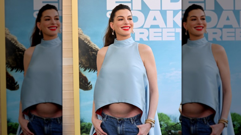 Anne Hathaway poserar med sin babybula synlig