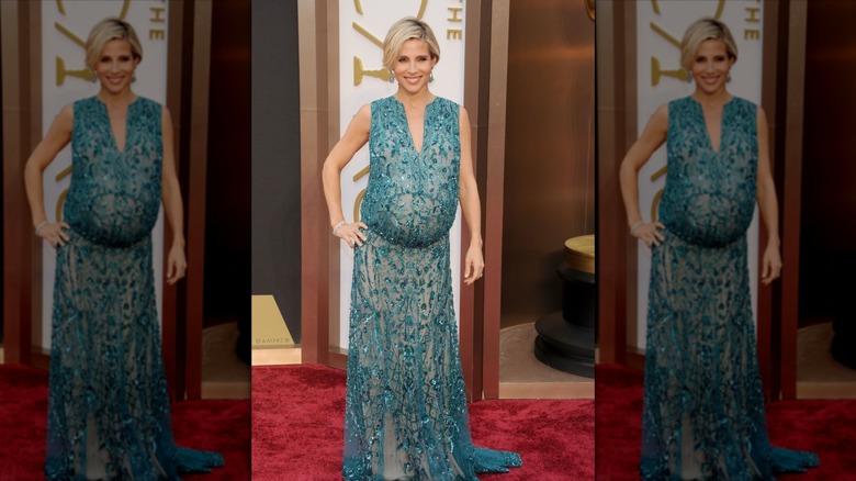 Elsa Pataky poserar i en blå klänning