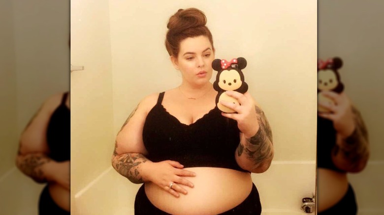 Tess Holliday tar en selfie av sin babybula
