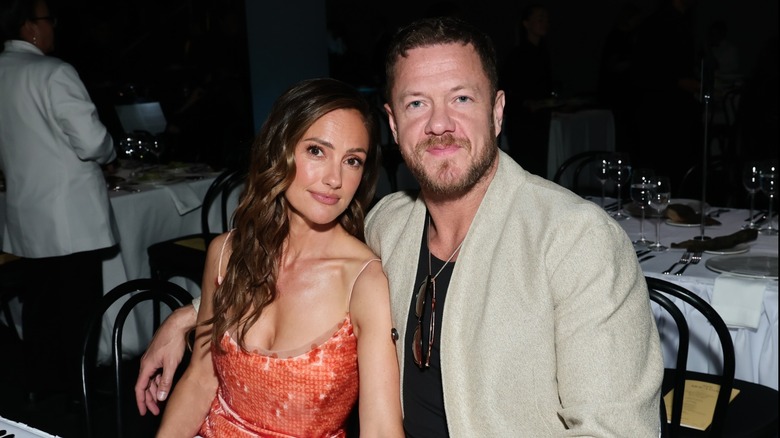 Minka Kelly och Dan Reynolds poserar för ett foto medan de sitter vid ett matbord tillsammans