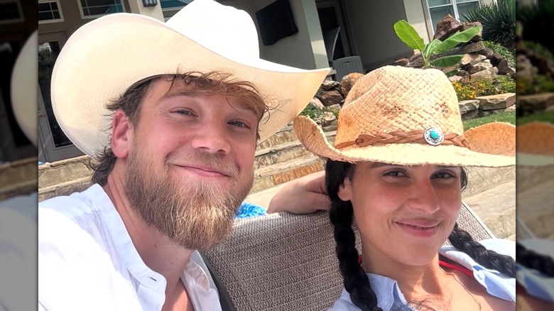 Marianly Tejada och maken Steve Bean poserar för en selfie med cowboyhattar på