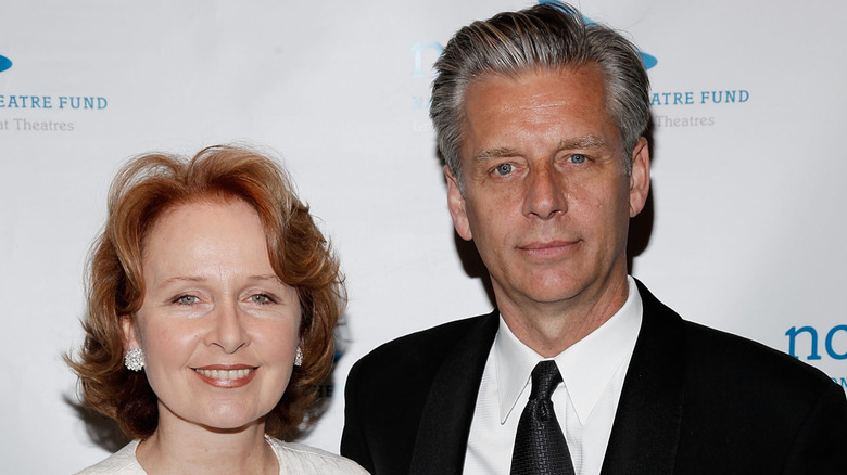 Kate Burton och maken Michael Ritchie poserar på röda mattan tillsammans