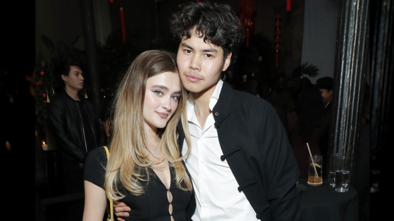 Lizzy Greene och Sean Lew lutar sig in i varandra medan de poserar för ett foto under en utekväll