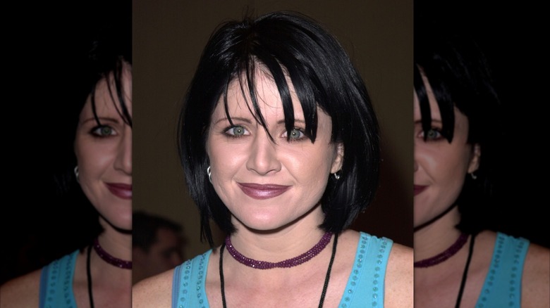 Tina Yothers dyker upp med kolsvart hår på Radio Music Awards 2000