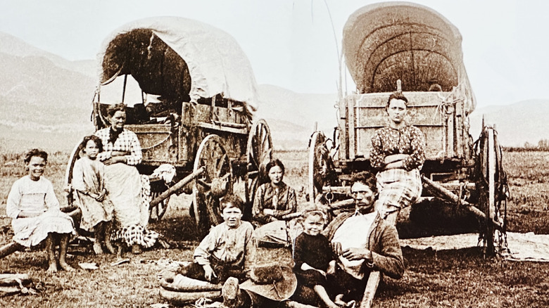 Historiskt foto av emigranter som flyttar västerut i täckta vagnar