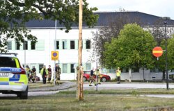 En dödad, tre skadades i svärdattack i skolan i Sverige