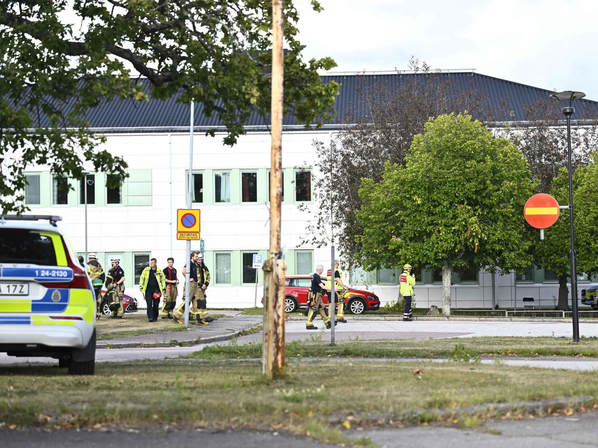 En dödad, tre skadades i svärdattack i skolan i Sverige