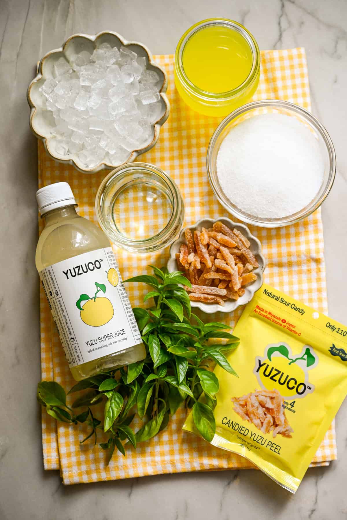 ovanifrån av ingredienser för fryst limoncello cocktail.