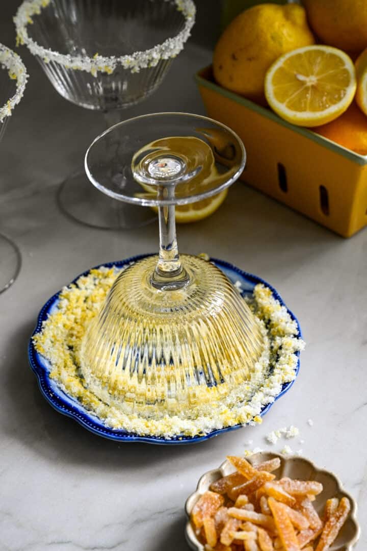 doppa cocktailglaskanten i citronsockerblandningen.