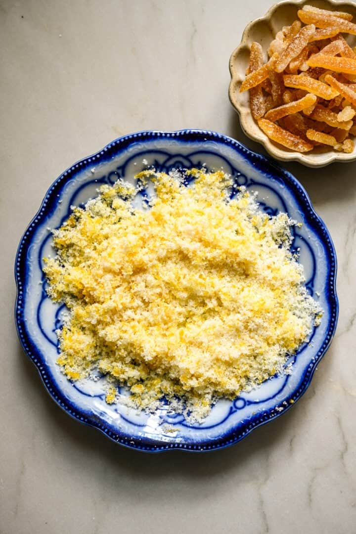 citronskal och socker kombinerat på en tallrik.