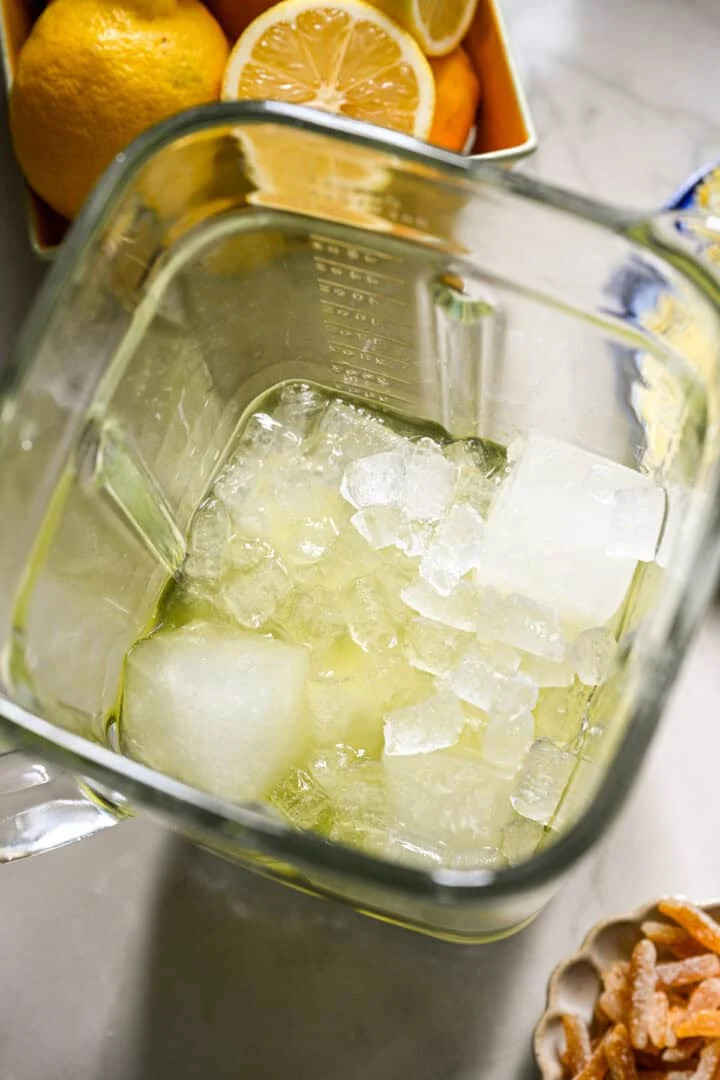 fryst limoncello cocktailblandning i mixer innan du mixar.